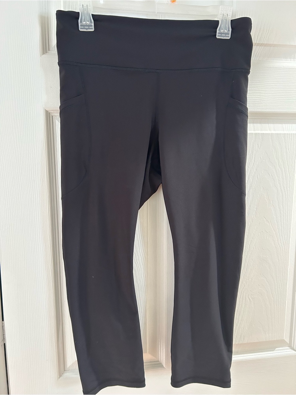 Old Navy Black Capri Active Leggings with Side Pockets